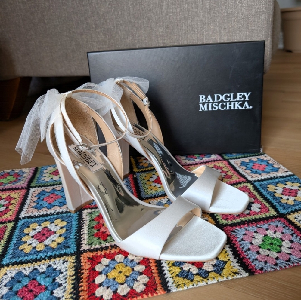 SOLD ✅ Badgely Mischka "Kim" Mesh Bow Silk Satin Bridal Block Heels - Size 8.5